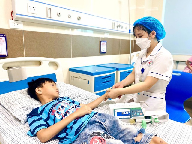 Bé 10 tuổi ở Phú Thọ bị sốc nhiệt, nhập viện gấp do dùng điều hòa sai cách - 1