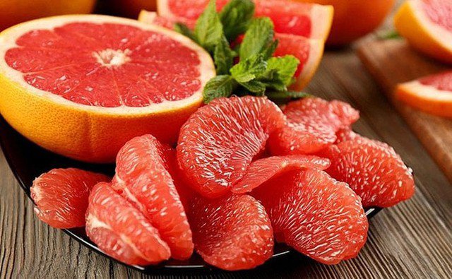Bưởi chứa chất chống oxy hóa giúp giảm viêm và bảo vệ tế bào gan.