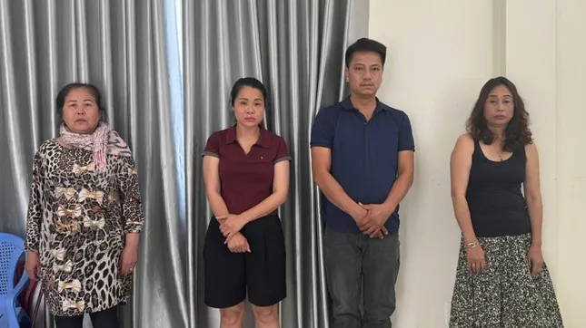Các đối tượng Lê Thị Thúy Phương, Trần Thị Nguyên, Đỗ Công Khuê và Nguyễn Kim Anh (từ trái qua) tại cơ quan Công an.