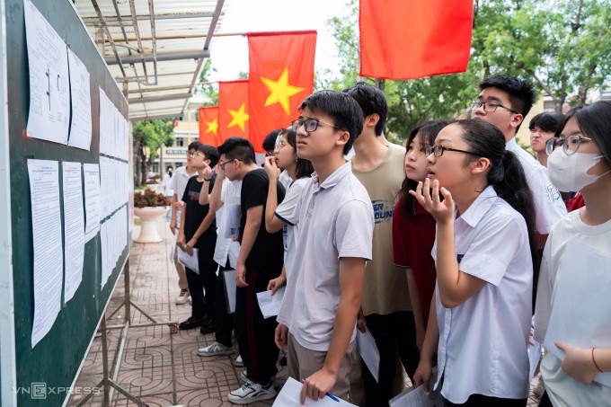 Thí sinh làm thủ tục thi lớp 10 ở Hà Nội, ngày 6/6. Ảnh: Tùng Đinh