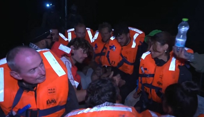 Các nhà hoạt động trên thuyền Madleen rạng sáng nay, khi bị lực lượng Israel chặn. Ảnh: AFP