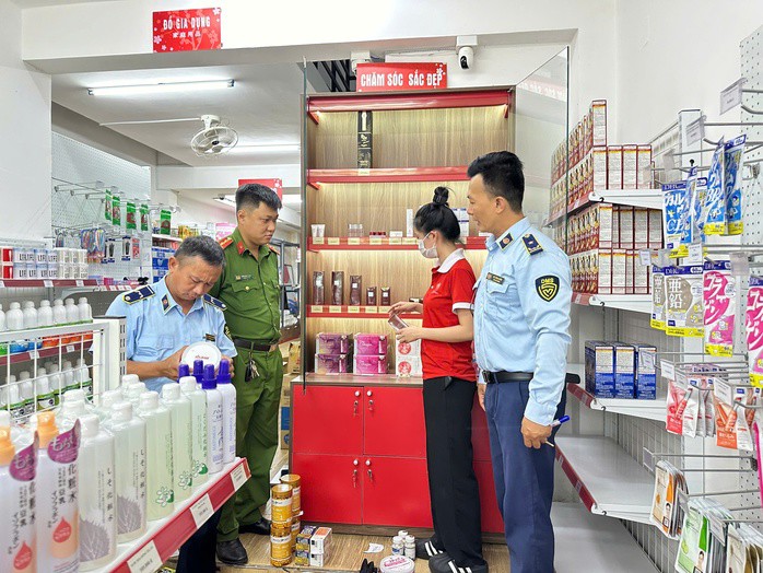Tạm giữ 287 sản phẩm sữa, thực phẩm chức năng, mỹ phẩm trôi nổi tại một cửa hàng trên địa bàn quận Hải Châu