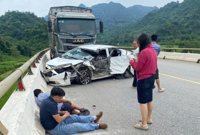 Xe 5 chỗ nát bét sau cú đâm, nằm chúi đầu vào hộ lan. Ảnh: Phúc Văn