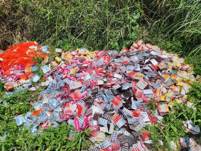 Hàng chục nghìn hộp, vỉ chứa viên nén thực phẩm chức năng bị đổ bỏ. Ảnh: Đình Văn