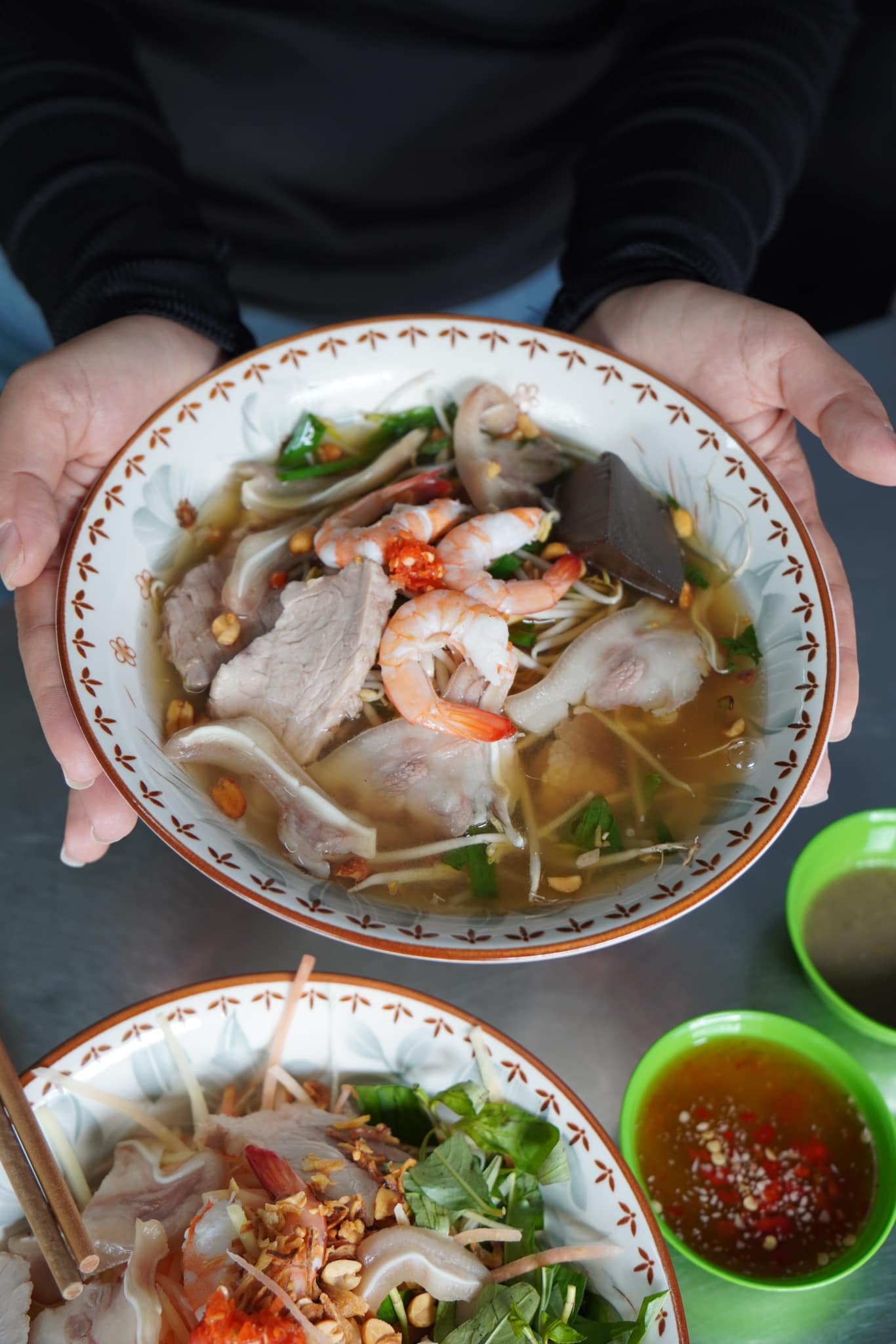 Món bún gỏi dà ở Mỹ Tho, Tiền Giang lại có thêm tai lợn giòn sần sật. Ảnh: Đi cùng Phúc