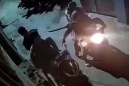 Hai nam thanh niên bị truy đuổi, đe dọa cướp tài sản