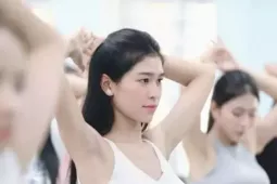 Thí sinh Hoa hậu Việt Nam khoe eo thon trên sàn tập