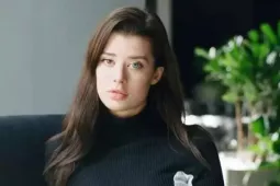 Hot girl 2 màu mắt cực hiếm gặp, đẹp gợi cảm ở tuổi 30