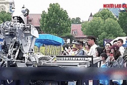 Tận mắt xem robot pha cà phê, chơi đàn và... làm đẹp!
