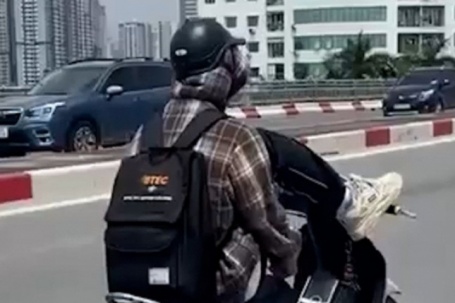 Clip nam thanh niên dùng chân lái xe máy, phóng vun vút trên đường Hà Nội