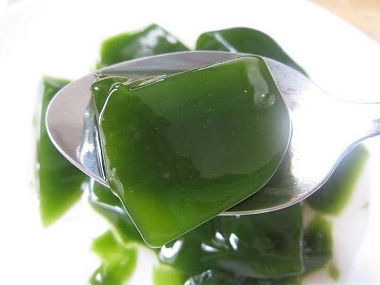 Thạch găng là một món ăn được chế biến từ nước của lá găng vò nhuyễn, sau đó để đông lại thành khối.
