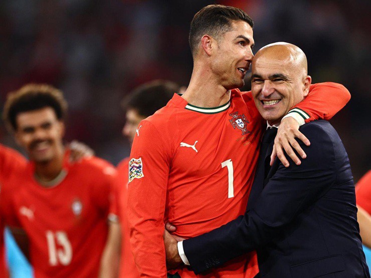 Ronaldo lên tiếng bảo vệ HLV Martinez sau khi&nbsp;Bồ Đào Nha vô địch Nations League