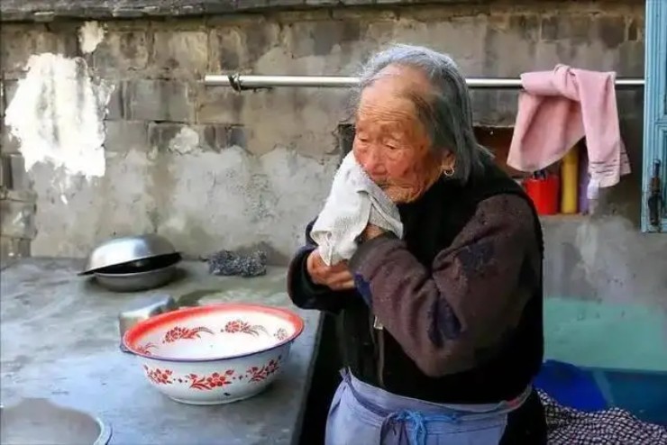 Cụ bà bị đột quỵ sau khi gội đầu vào buổi sáng, bác sĩ chỉ ra 3 sai lầm - 2
