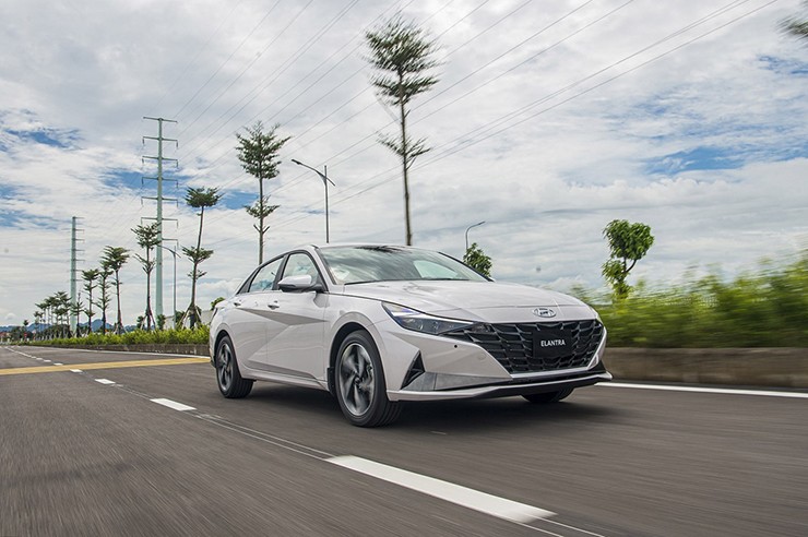 Giá xe Hyundai Elantra tháng 6/2025, sedan hạng C từ 579 triệu đồng - 9
