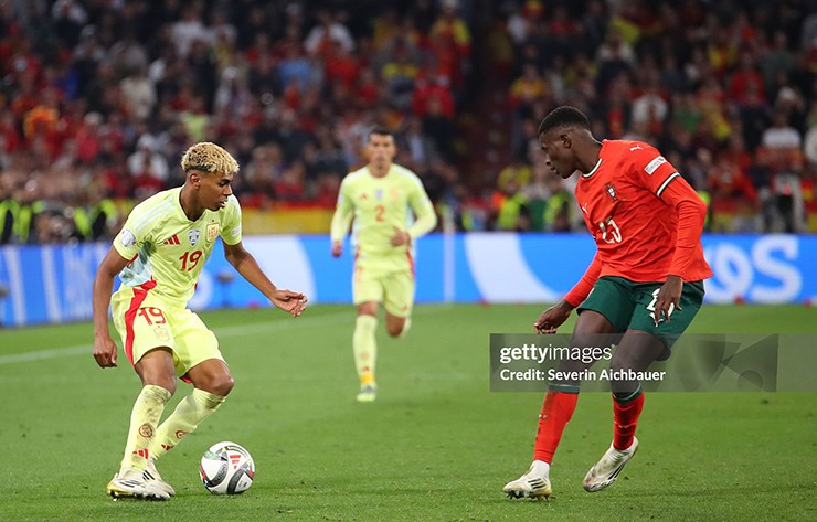 Mendes khiến Lamine Yamal không thể tỏa sáng