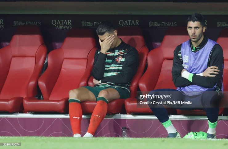 Khoảnh khắc CR7 ôm mặt, lộ rõ vẻ thất vọng trên băng ghế dự bị