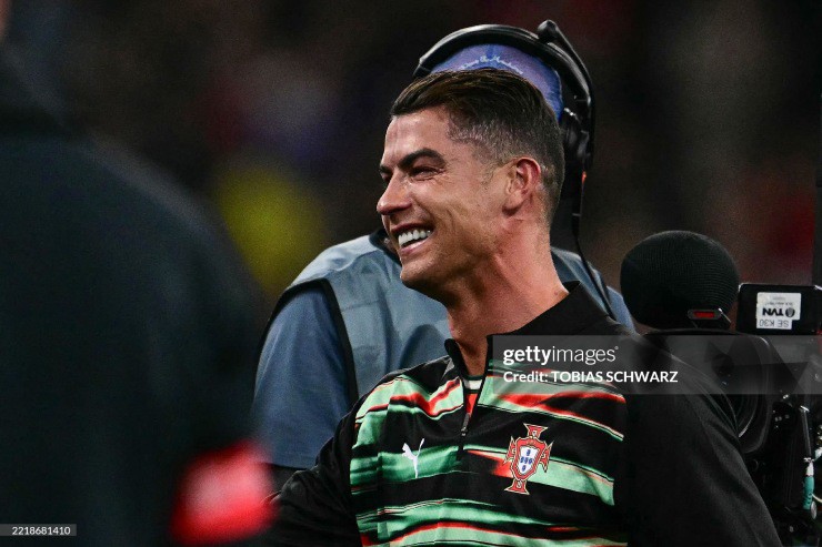 Không có Ronaldo, ĐT Bồ Đào Nha vẫn chiến đấu quả cảm để giành chiến thắng 5-3 trong loạt luân lưu. Ronaldo òa khóc khi tiếng còi mãn cuộc vang lên