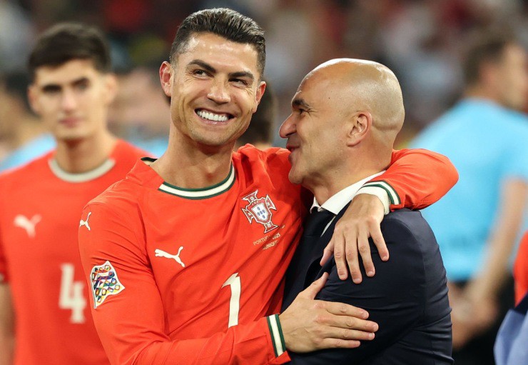 Siêu sao 40 tuổi chia vui cùng ông thầy Roberto Martinez