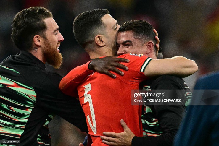 Ronaldo ôm chầm lấy các đồng đội và nhỏ những giọt nước mắt sung sướng
