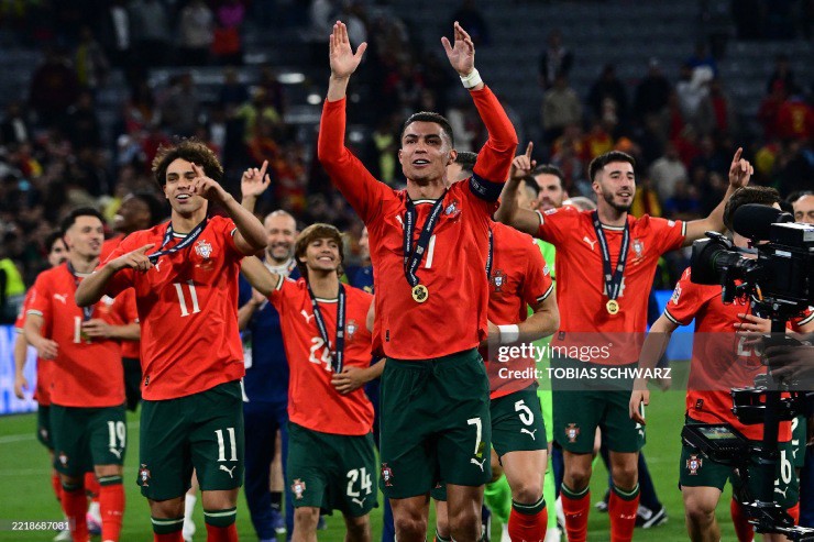 Ronaldo rơi lệ, vác cúp và "50 sắc thái" ngày Bồ Đào Nha lên đỉnh Nations League - 12