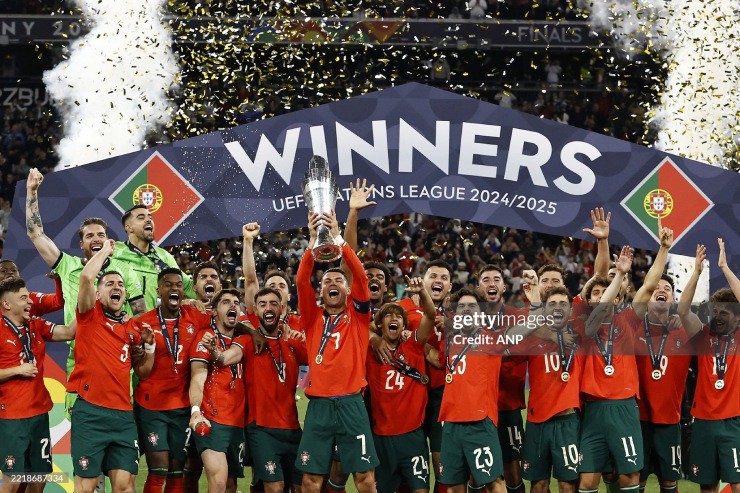 Khoảnh khắc được Ronaldo chờ đợi bấy lâu nay: Nâng cao danh hiệu cùng đội tuyển quê hương