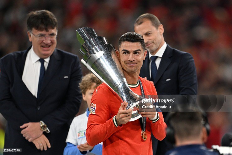 Khoảnh khắc Ronaldo tái hiện màn "vác cúp" từng gây bão mạng xã hội khi cùng ĐT Bồ Đào Nha vô địch Nations League lần đầu tiên vào năm 2019