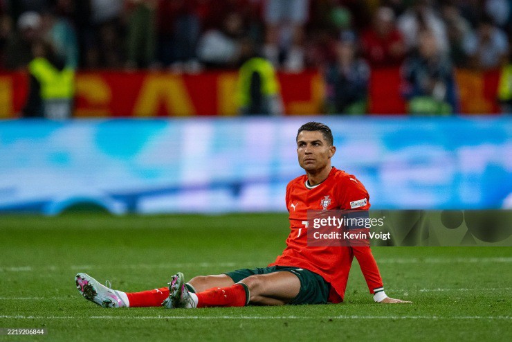 Dù vậy, Ronaldo phải rời sân ở phút 88 vì chấn thương