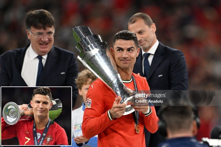 Ronaldo tái hiện màn "vác cúp" từng gây bão mạng xã hội khi cùng ĐT Bồ Đào Nha vô địch Nations League lần đầu tiên vào năm 2019