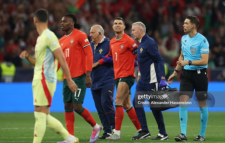 Ronaldo chấn thương không thể tiếp tục thi đấu