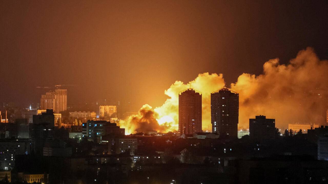 Thủ đô Ukraine bị tập kích trong đêm (ảnh: Reuters)