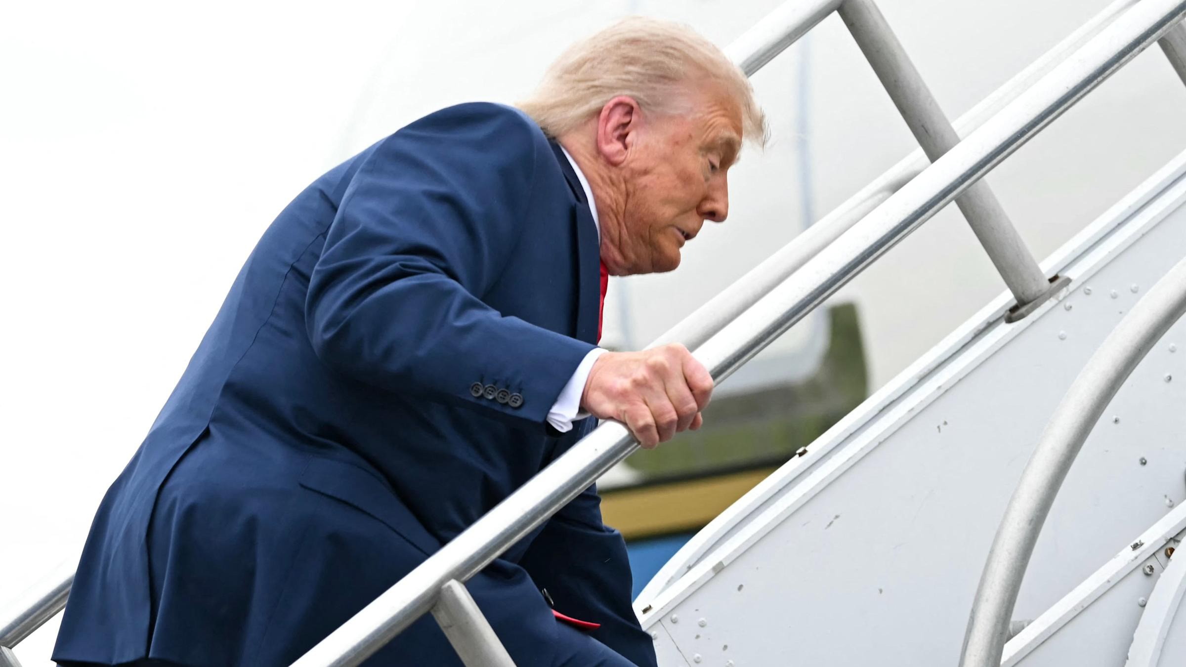 Ông Trump bị vấp khi bước cầu thang lên chuyên cơ Không Lực Một. Ảnh: Getty