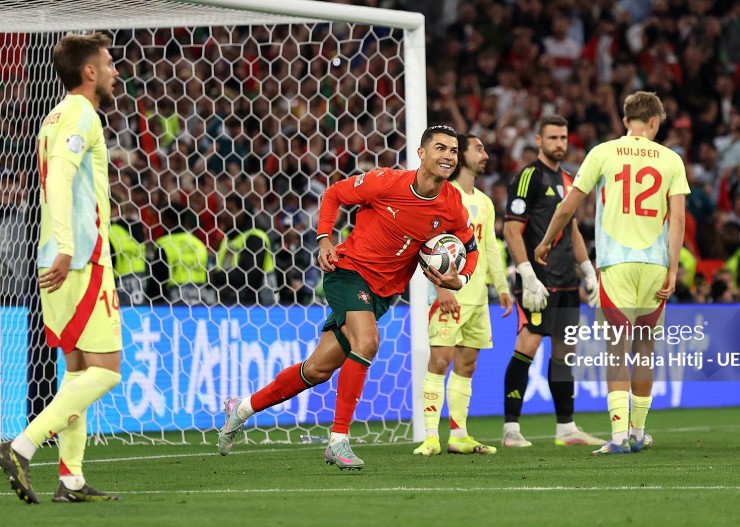 Ronaldo tỏa sáng với bàn gỡ hòa 2-2 cho Bồ Đào Nha