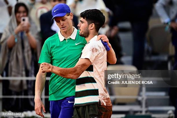 Về phía Alcaraz, "Tiểu Nadal" duy trì thành tích toàn thắng ở chung kết Grand Slam (5/5 trận), đồng thời nới rộng cách biệt tỷ số đối đầu với Sinner lên 8-4