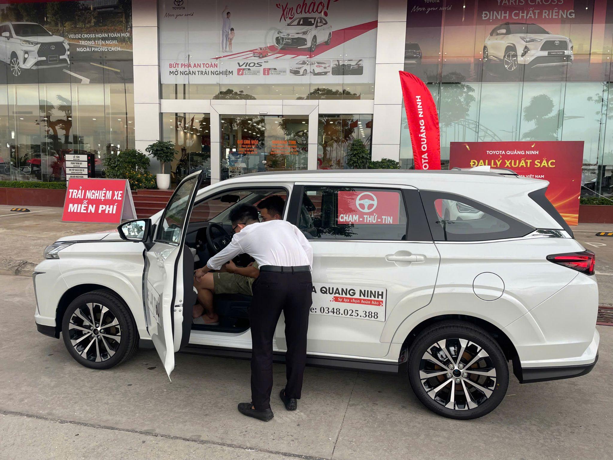 Khách hàng hào hứng lái thử và mua Veloz Cross tại sự kiện Toyota Cross Line Up 2025