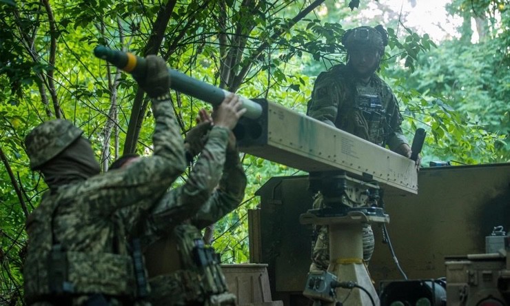 Binh sĩ Ukraine nạp tên lửa APKWS chuyên chống UAV vào bệ phóng. Các tên lửa APKWS lần đầu được Mỹ chuyển giao cho Ukraine dưới thời chính quyền tiền nhiệm Joe Biden. Ảnh: Defense Express. 