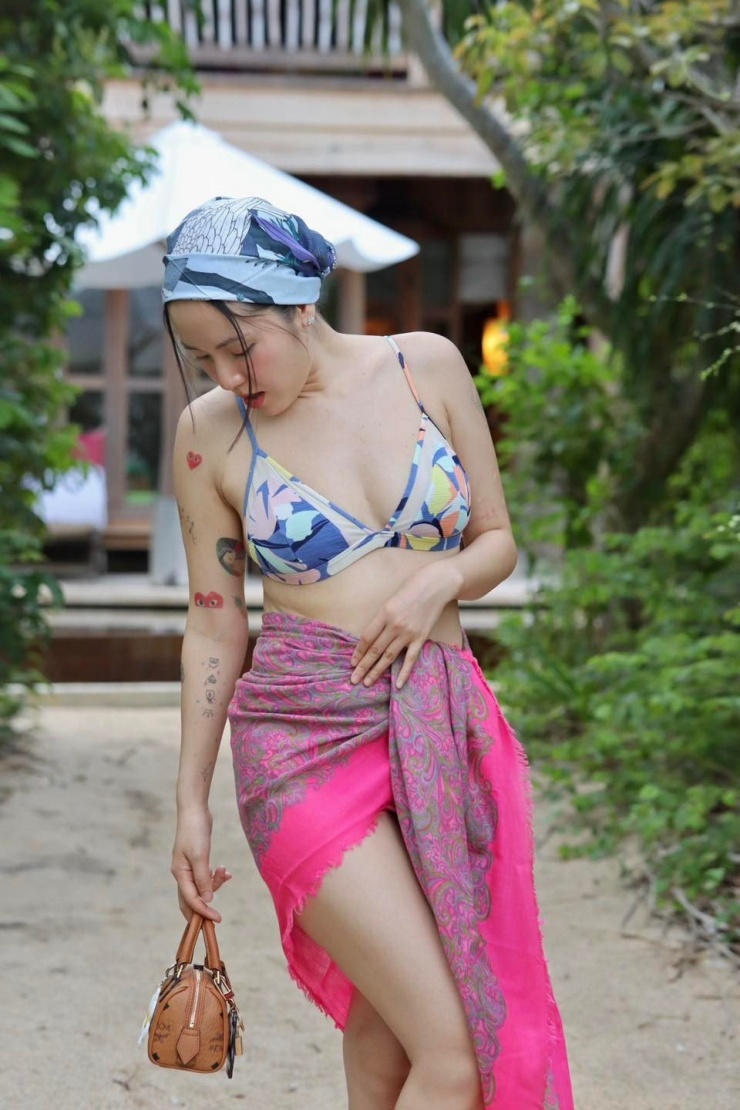 Những hình xăm tinh tế, được cô chăm chút tỉ mỉ, trải dài kín cánh tay trở thành một phần không thể thiếu trong phong cách của nữ ca sĩ. Ảnh: FB Tran Phuong Linh