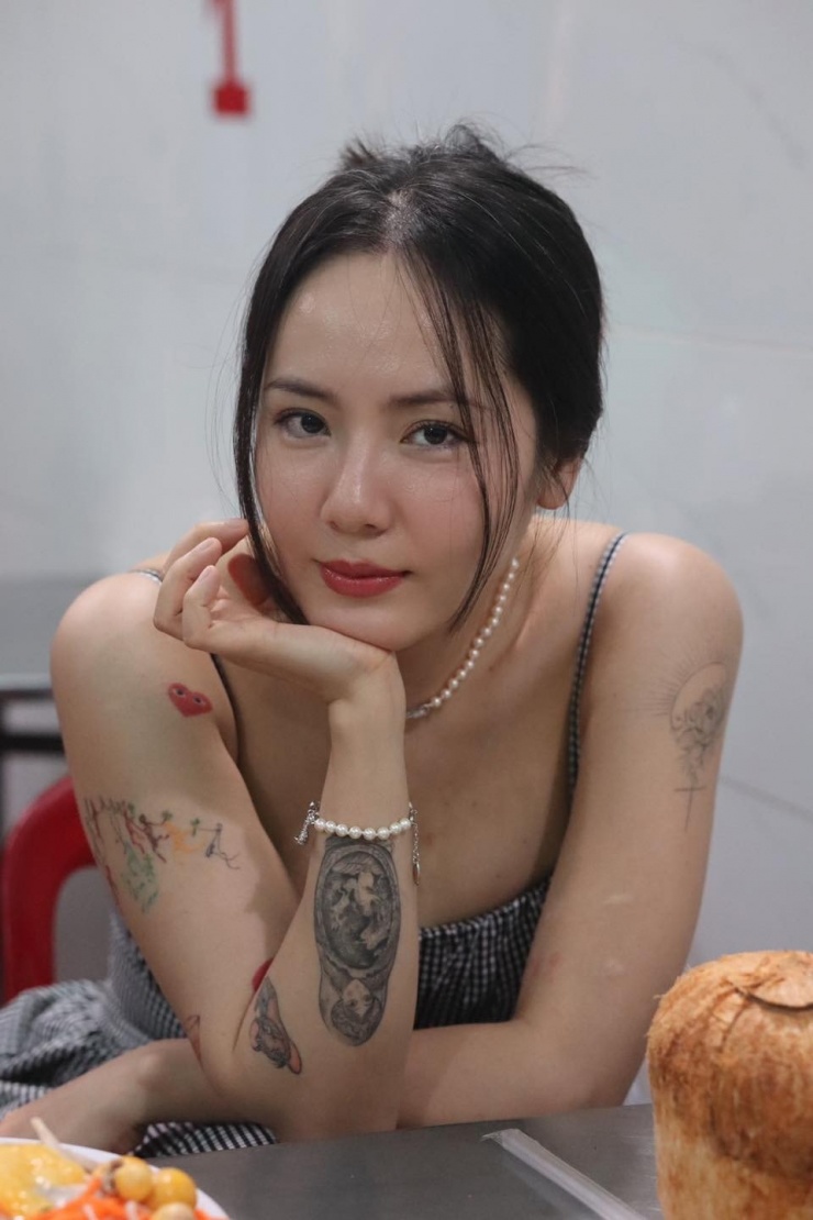 Nữ ca sĩ cho hay, cô khá "lười" và không thích ồn ào thị phi nên chọn cách sống ẩn dật, làm những điều mình thích. Ảnh: FB Tran Phuong Linh