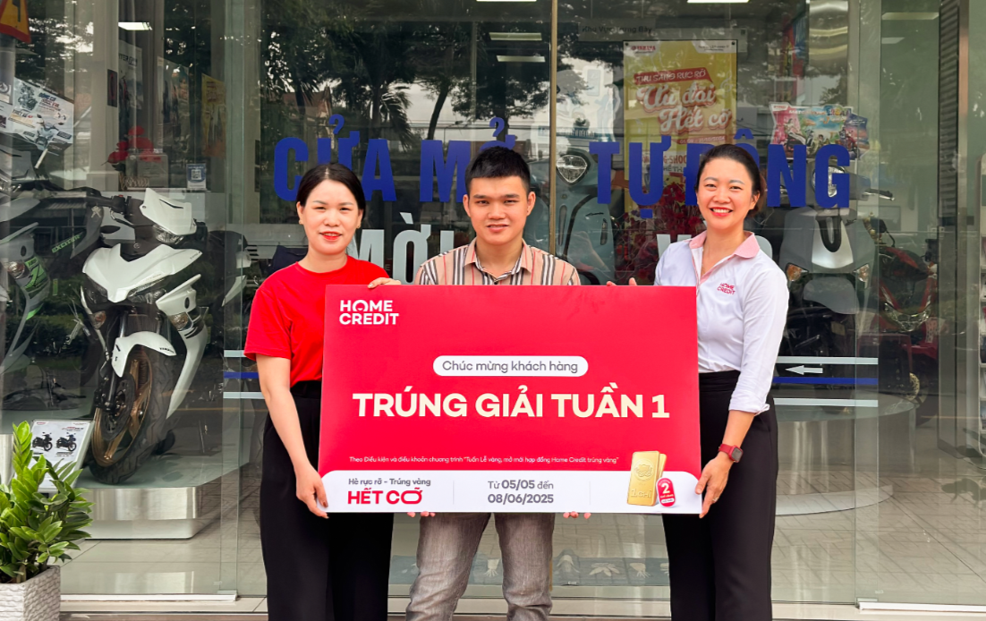 Home Credit tổ chức các buổi trao thưởng cho những khách hàng may mắn trúng giải trong chương trình. Ảnh: Home Credit