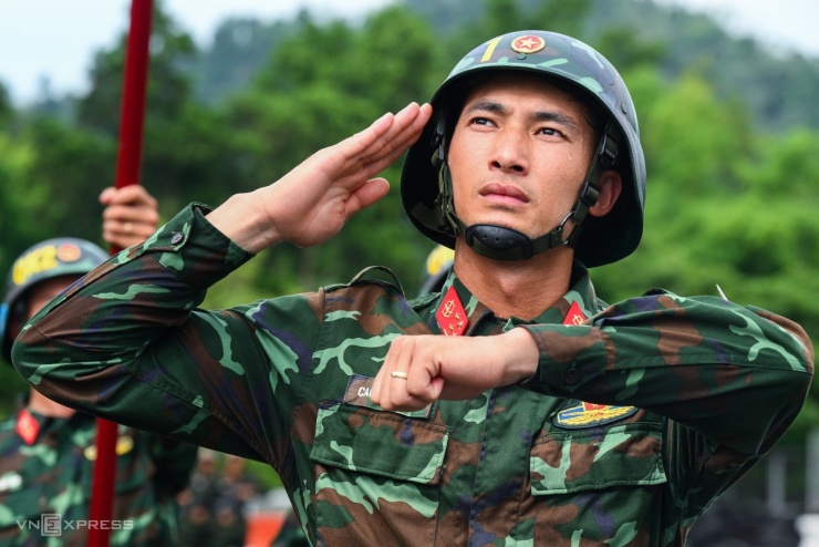 Bộ đội phòng hóa ke chân, đeo tạ tập diễu binh - 4