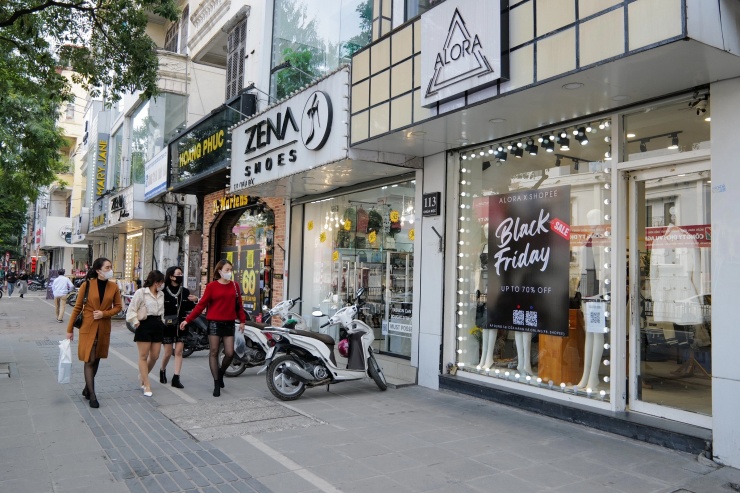 Loạt cửa hàng ở Hà Nội đóng cửa, trả mặt bằng - 2