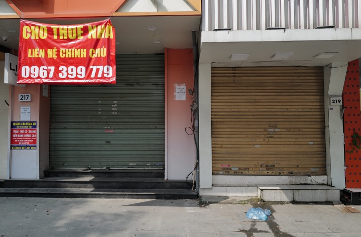 Loạt cửa hàng ở Hà Nội đóng cửa, trả mặt bằng - 3