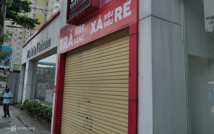 Loạt cửa hàng ở Hà Nội đóng cửa, trả mặt bằng - 5