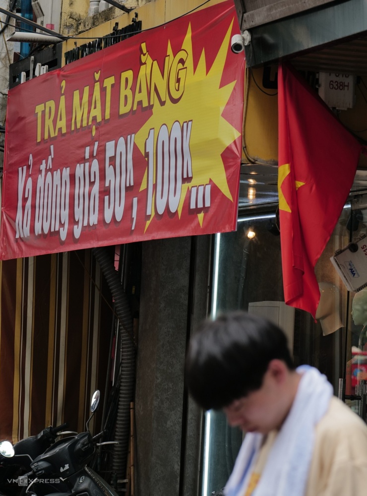 Loạt cửa hàng ở Hà Nội đóng cửa, trả mặt bằng - 7