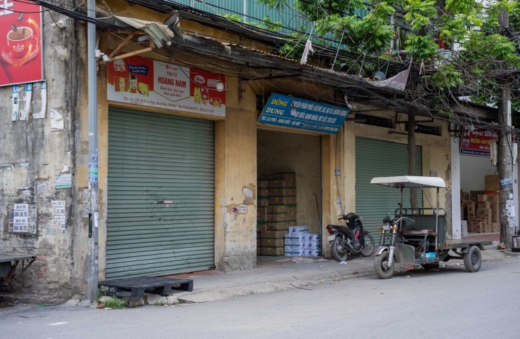 Loạt cửa hàng ở Hà Nội đóng cửa, trả mặt bằng - 13