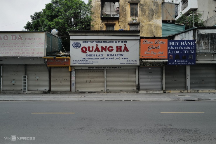 Loạt cửa hàng ở Hà Nội đóng cửa, trả mặt bằng - 12