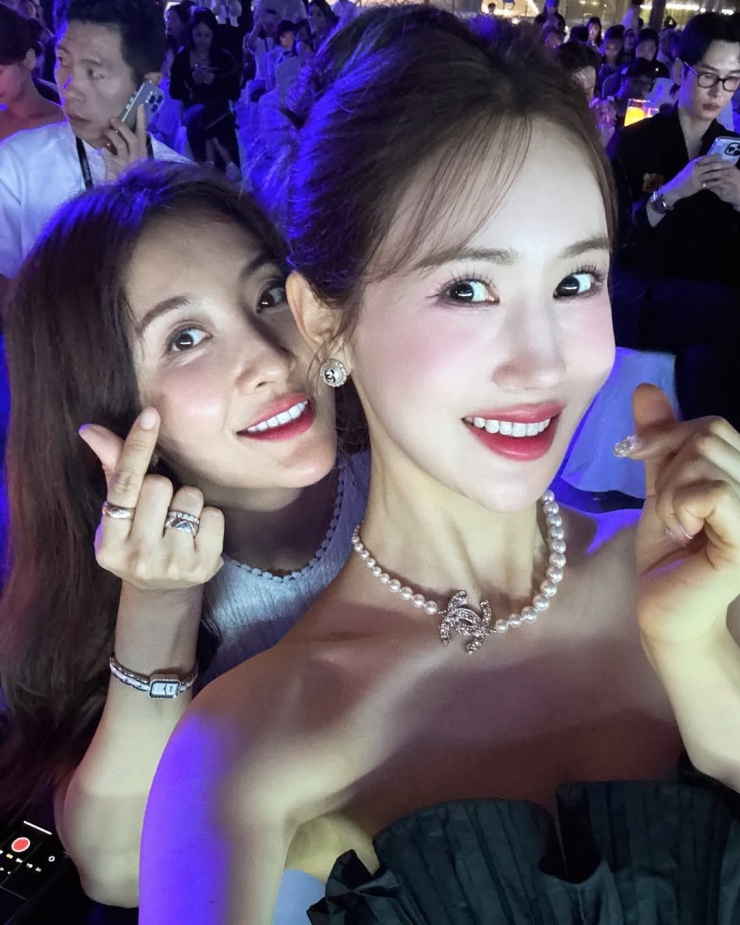 Lee Da Hae chụp ảnh cùng bạn.