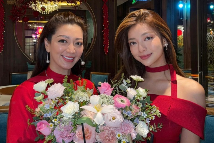 Diễn viên thừa hưởng nét đẹp từ Hoa hậu Thanh Xuân. Cô cho biết từ nhỏ chứng kiến đam mê điện ảnh của mẹ, do đó quyết định theo đuổi nghiệp diễn.
