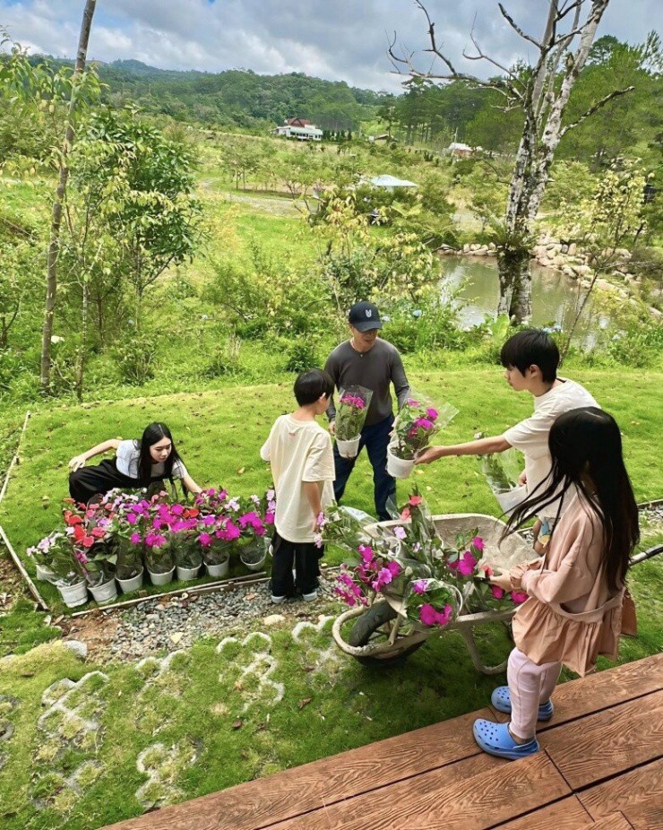 Lý Hải khoe cả vườn ớt đắt nhất thế giới tại trang trại nghìn m2, quý tử 14 tuổi được dạy nhổ cỏ, hái rau - 3