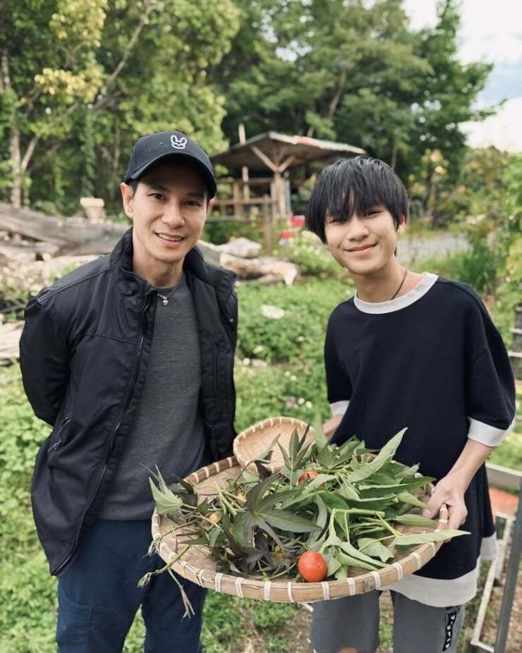 Lý Hải khoe cả vườn ớt đắt nhất thế giới tại trang trại nghìn m2, quý tử 14 tuổi được dạy nhổ cỏ, hái rau - 6