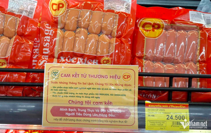 Trước đó, ngày 4/6, kệ hàng tại siêu thị Tops Market có tờ thông báo "Cam kết từ thương hiệu CP". Ảnh: LB